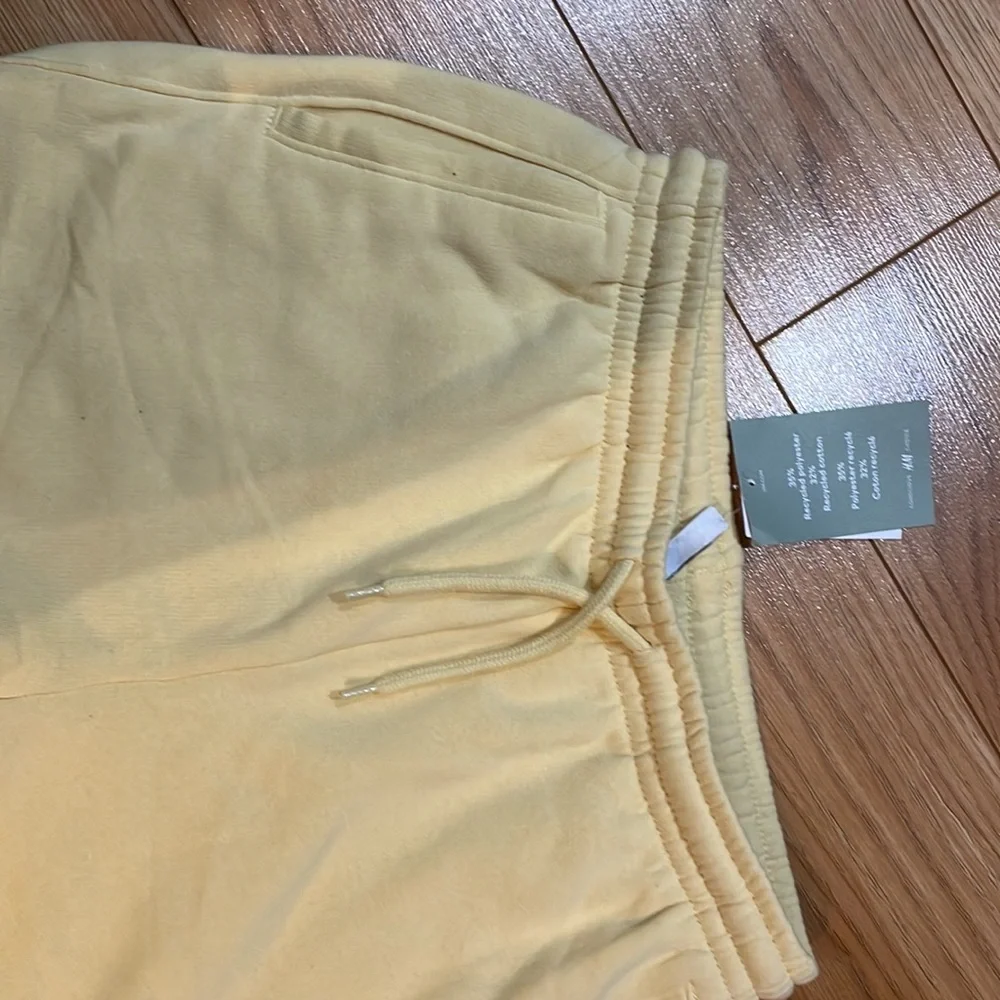 67% recycled material. Light yellow sweat pants, H&M divided. - Picture 3 of 5
